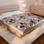 Travel-Inspired Velveteen Plush Blanket - Cozy Décor for Adventurers