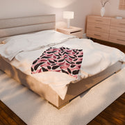 Cozy Velveteen Plush Blanket with Pink Leaf Pattern – Perfect for Home Decor & Gifts