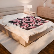 Cozy Velveteen Plush Blanket with Pink Leaf Pattern – Perfect for Home Decor & Gifts